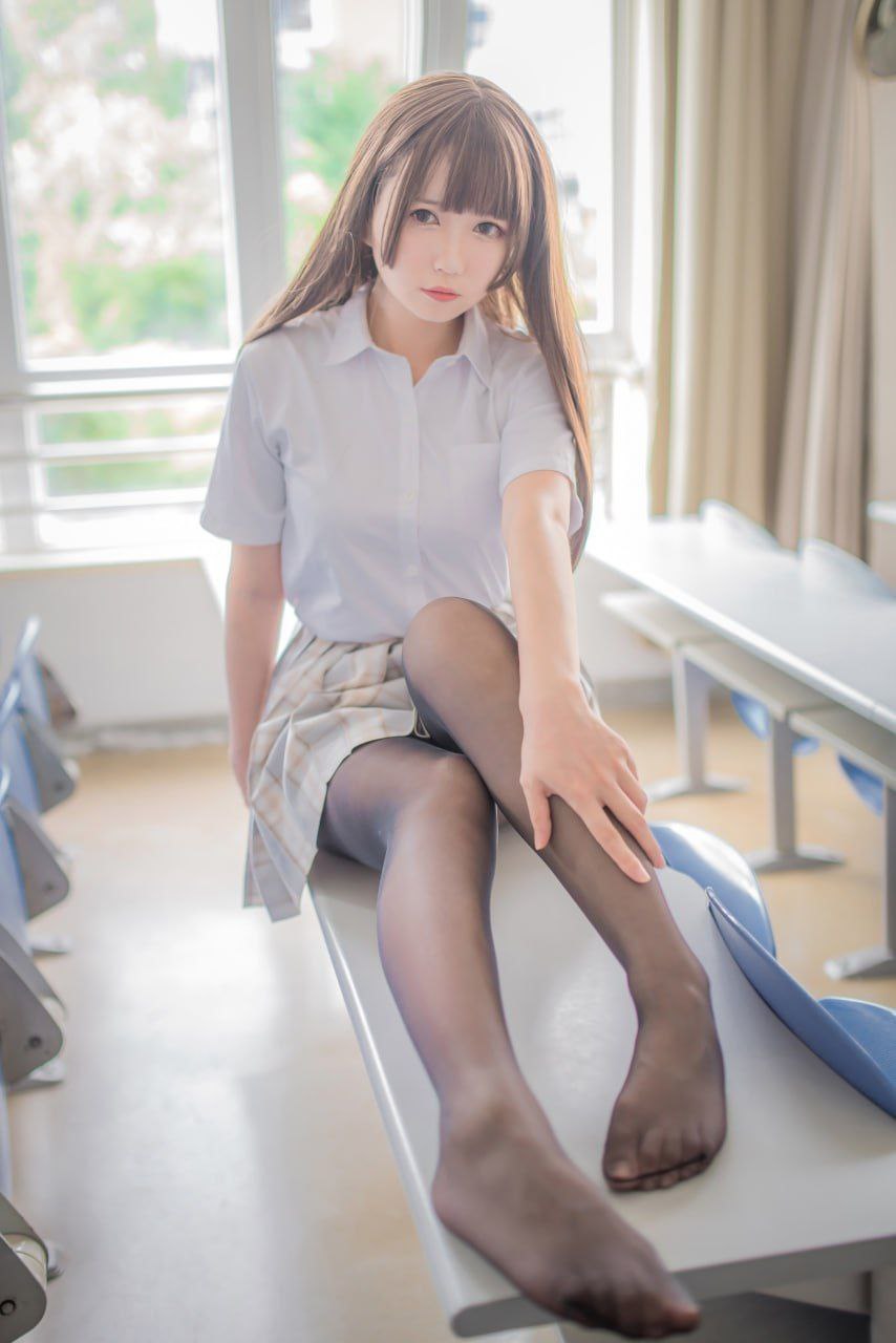 手水服学妹教室风骚勾引学长，这是谁的反差女友