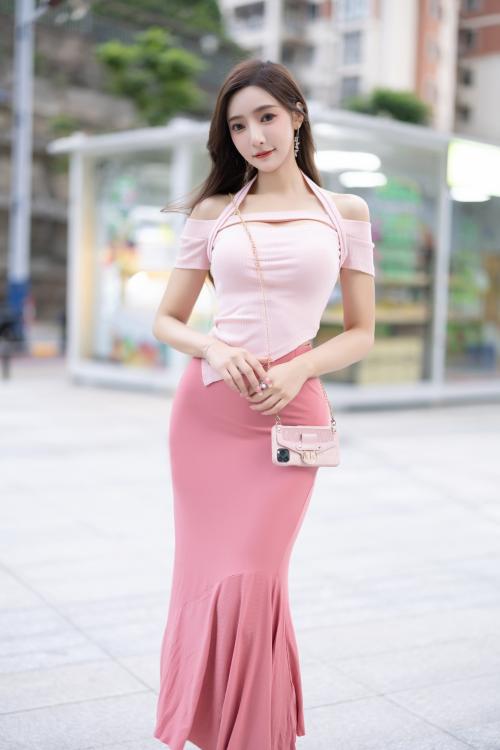 王馨瑶Yanni NO.042 粉色上衣加半身裙配小奶牛