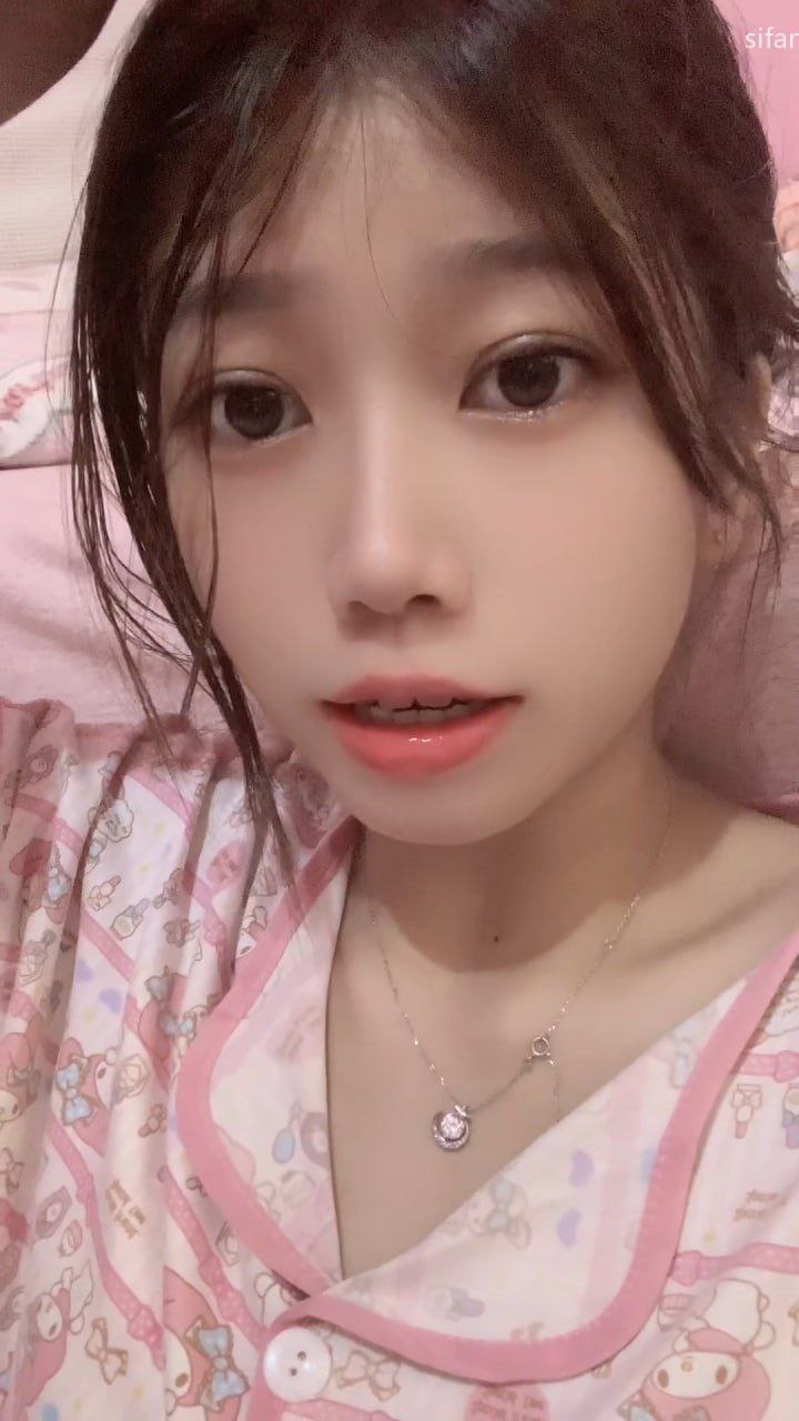 隔壁的女孩子穿着睡衣勾引我