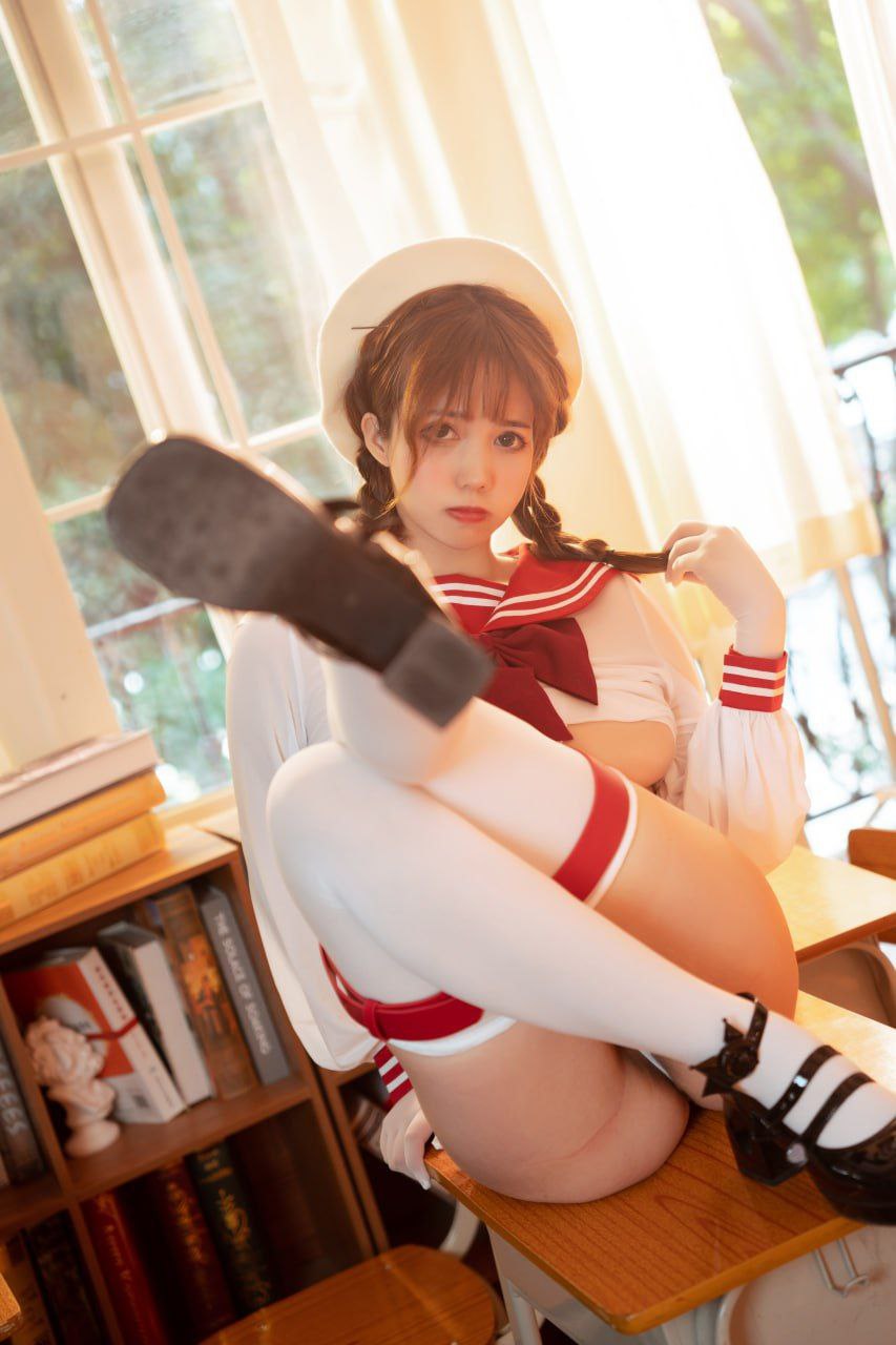 纯情少女小萝莉趁教室没人，穿情趣衣服拍写真