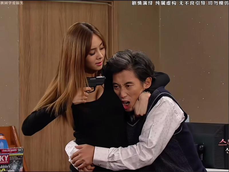 为救人质奉献自己，美女变霉女这谁能受了哈哈