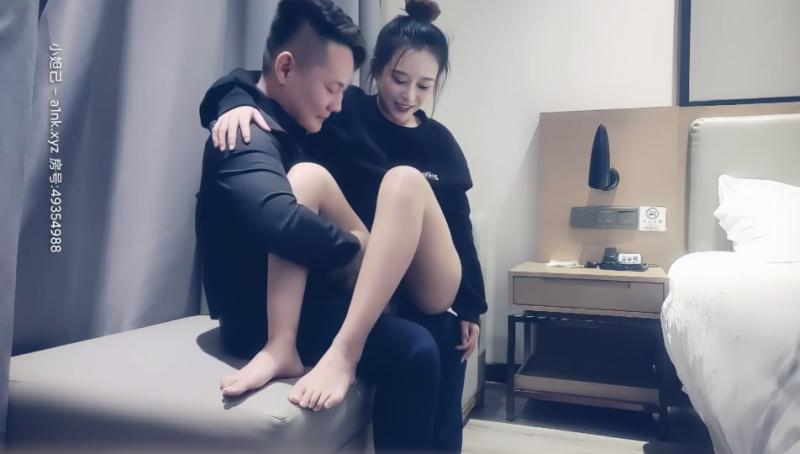 【七天极品探花】赵总代班高颜值=时尚靓妹，沙发甜奶摸B，床上侧入拉手勐干