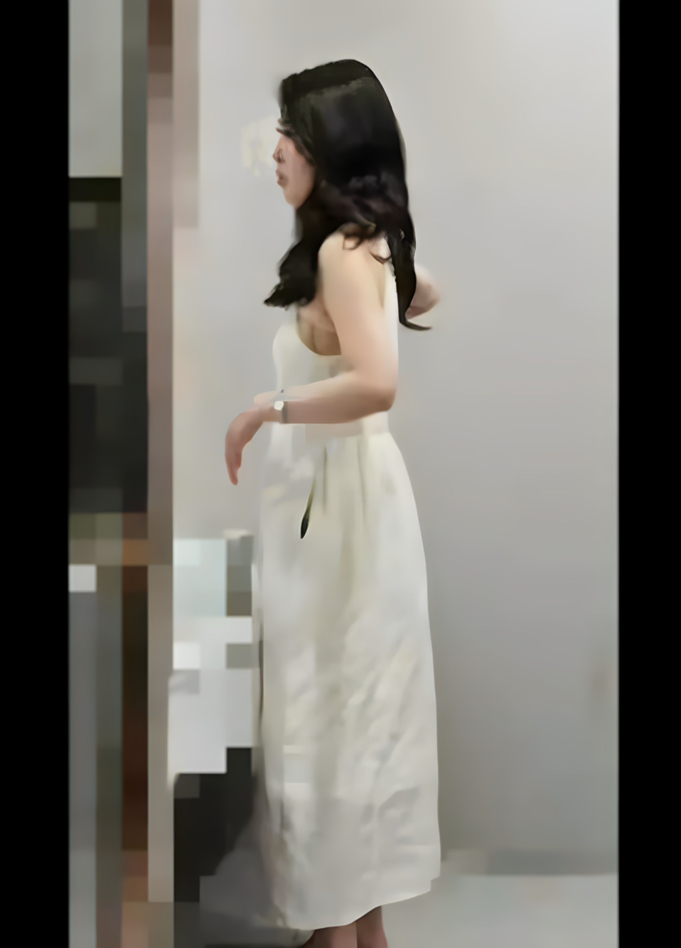 厕拍抄底气质美人尿尿过程