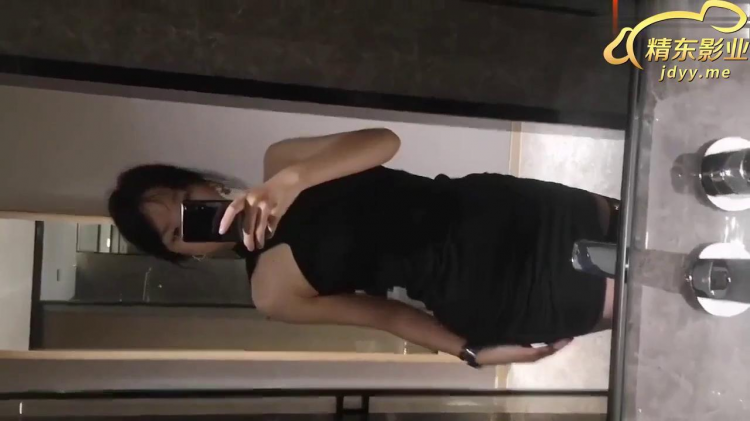7福利姬健眼镜妹反差婊手机裸照被弟弟发现，姐姐满足弟弟的要求,父母不在家乱伦。 视频封面