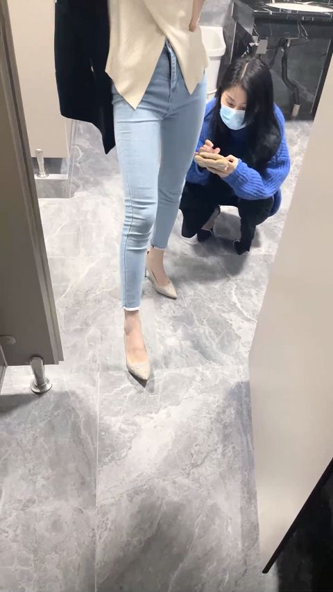 【真实换妻体验，与最好的发小】发小也是一堆颜值夫妻，换妻谁也没有吃亏，深夜公厕都是人，挑战刺激