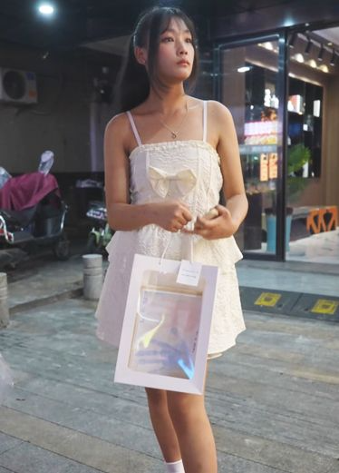 夜市走着遇上大长腿白洋装妹纸，蕾丝裙儿有点难窥探