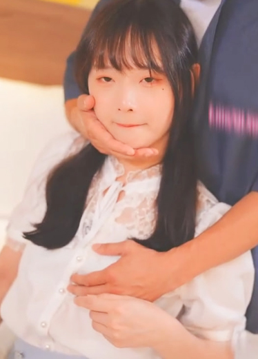 街头搭讪的清纯系女生其实是正宗小男娘？这小鸡巴不用了，靠雌穴来女性高潮吧！