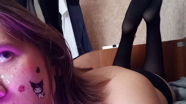 可爱的凯蒂猫吸吮假阳具