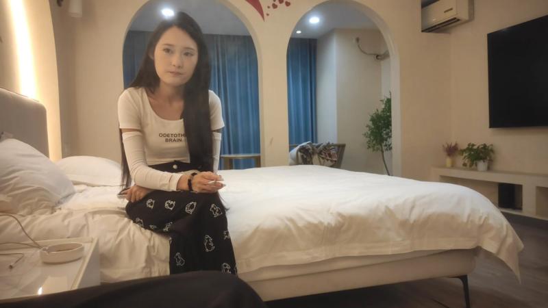 杏吧李白-约了一个19岁身材苗条的妹子，妹子口活很棒，淫叫声不断，小穴相当紧致，兼职的相当敬业
