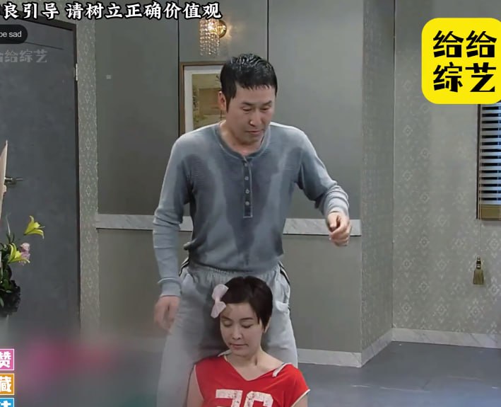 搞笑大叔汗腺十分发达，和美女练瑜伽，给美女熏的欲哭无泪哈哈