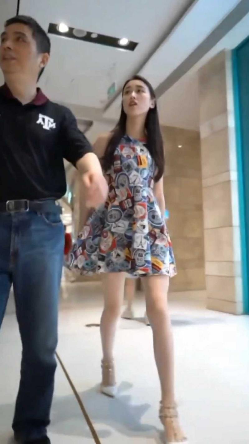 气质美女和干爹逛商场被偷拍
