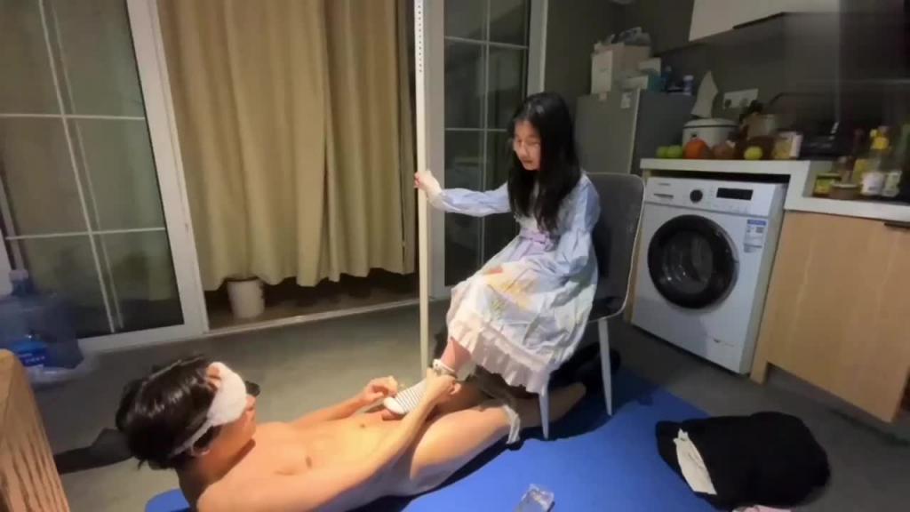 (调教男奴-洛丽塔少女足交)啊啊我踩死你,让你爽,好他妈会玩 预览截图 3
