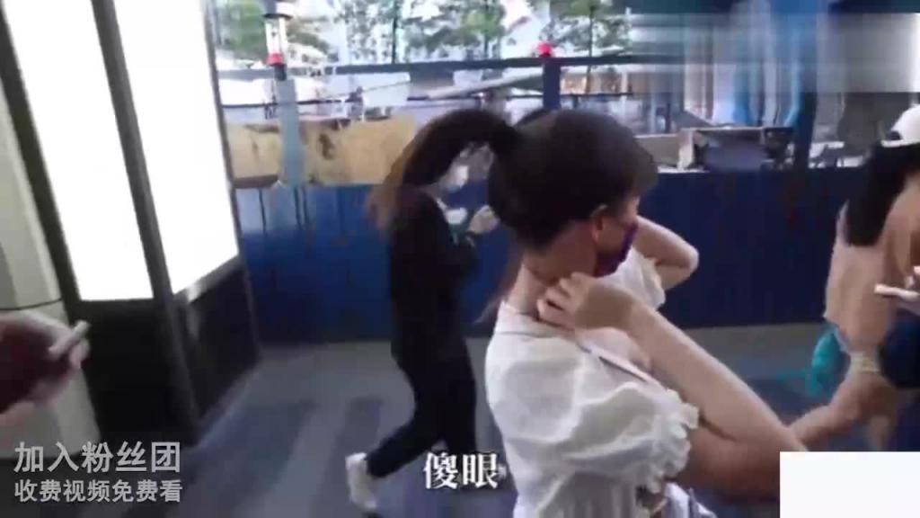 【街头搭讪】街头搭讪大胸美女.挑战快速扎头发摸肚脐 预览截图 4