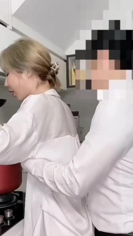 后入厨房做饭的嫂子 预览截图 2