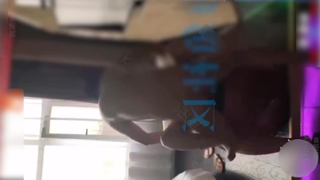 【恋母少年母子乱伦】200斤儿子和娇小妈妈情趣酒店肉搏,养儿方知父母恩啊~ 预览截图 5