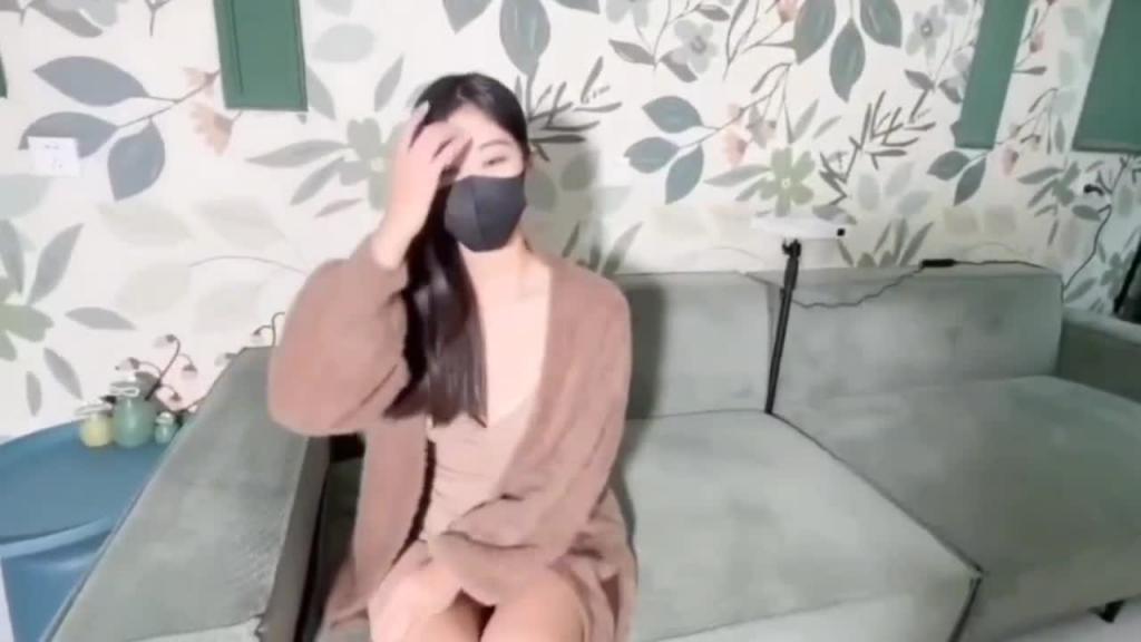 母子乱伦剧情演绎刺激对白温柔妈妈帮儿子缓解压力 预览截图 5