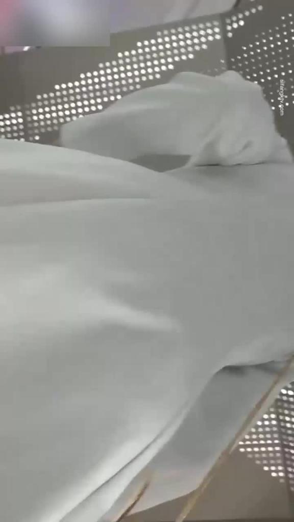 【抄底无内】盘点那些穿裙子不穿内裤的骚逼小穴和屁股都被拍光了超高清抄底偷拍全是无内的极品和男朋… 预览截图 2