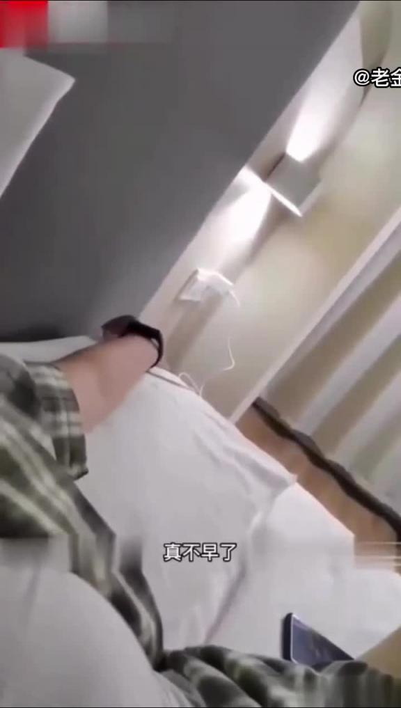 青岛初中教师嫂子出轨公务员弟弟，淫荡老师大嫂趁大哥出差酒店和弟弟偷晴。 预览截图 2