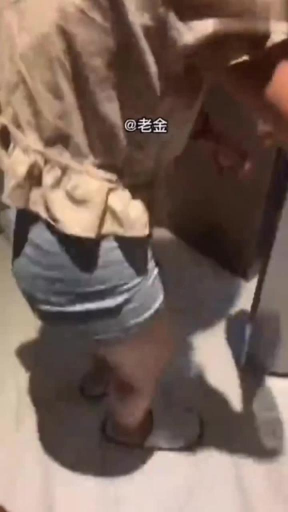 【崇洋媚外】广州新婚小学老师出轨老外健身教练,两位媚洋老师人妻婚内出轨老外无套内射视频泄密! 预览截图 1