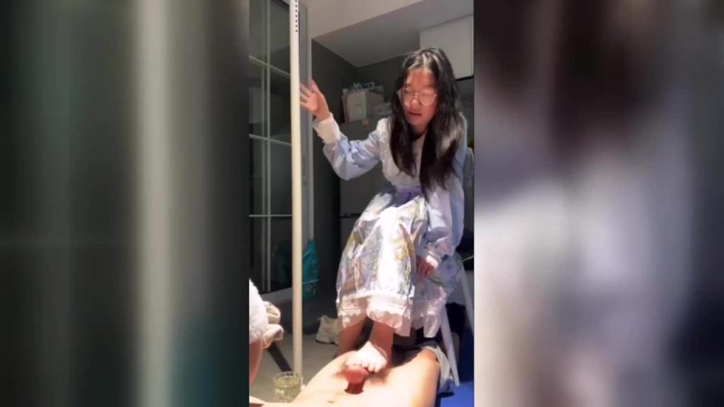 (调教男奴-洛丽塔少女足交)啊啊我踩死你,让你爽,好他妈会玩 预览截图 9