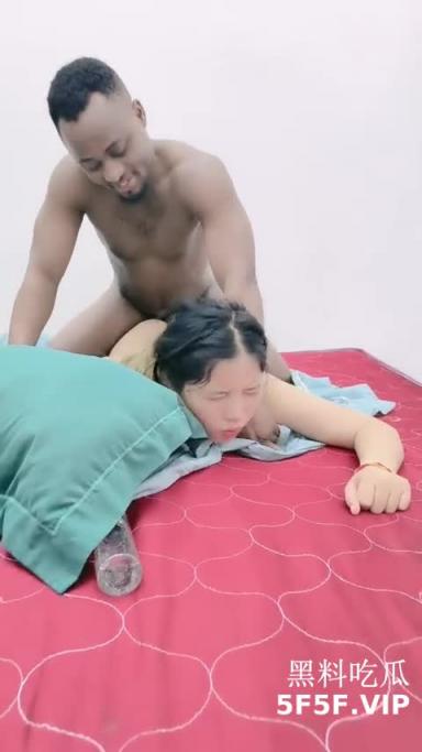 黑鬼开车爆草两个小姑娘,年轻小美女都被草哭了 预览截图 4