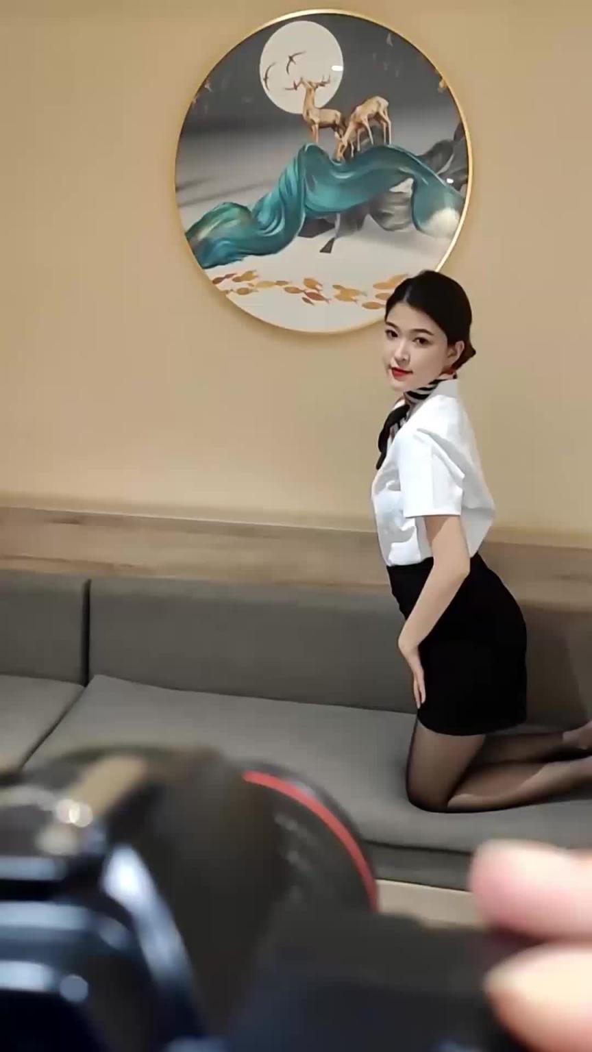 【模特写真拍摄】现场拍摄气质模特，空姐制服性感黑丝，摆出各种姿势，脱光光掰开 预览截图 1