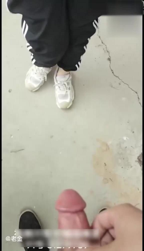 【母子】爸爸出去买盒烟得功夫儿子就在家操妈妈 预览截图 3