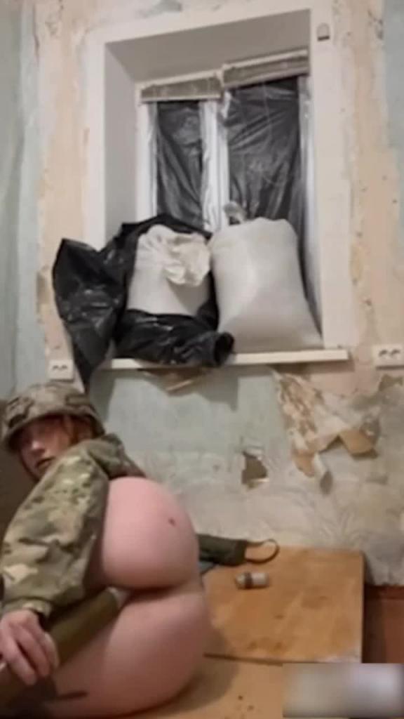 俄乌战争乌克兰女兵居然用炮弹自慰肥臀淫穴天生是炮架 预览截图 10
