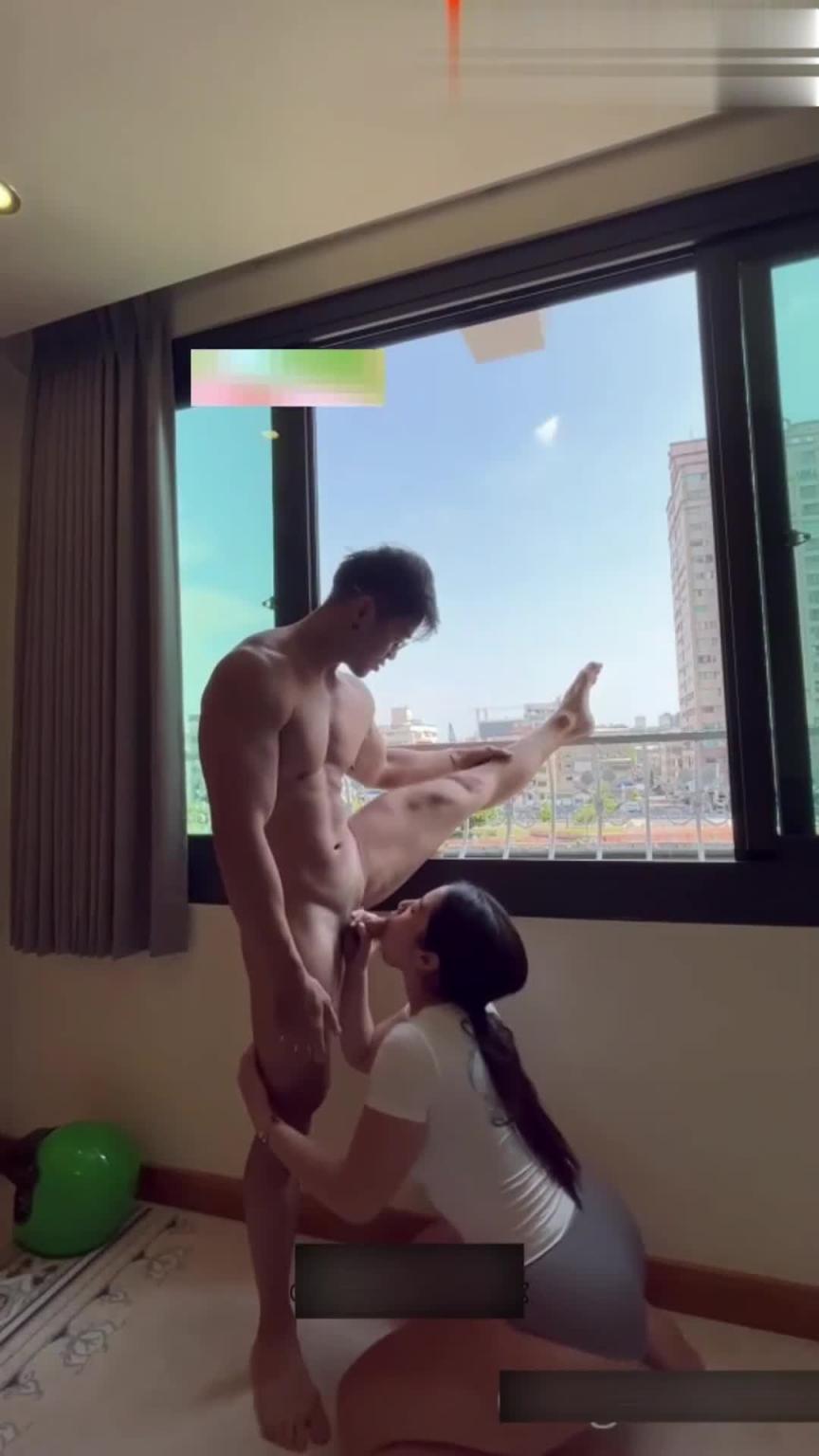 网红健身达人『谚哥』健身房约炮女粉性爱私拍流出肌肉与肉欲的猛烈撞击 预览截图 2