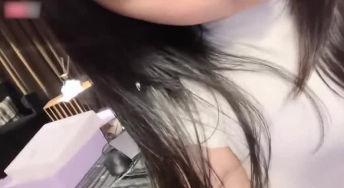 京鱼儿_童颜巨乳，可爱毛女，被神秘男舔逼，道具自慰 预览截图 2