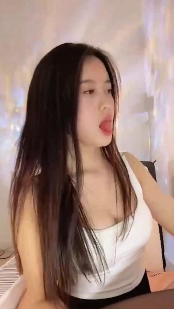 超有韵味的极品小少妇开裆黑丝舔自己奶子自慰抠逼 预览截图 11