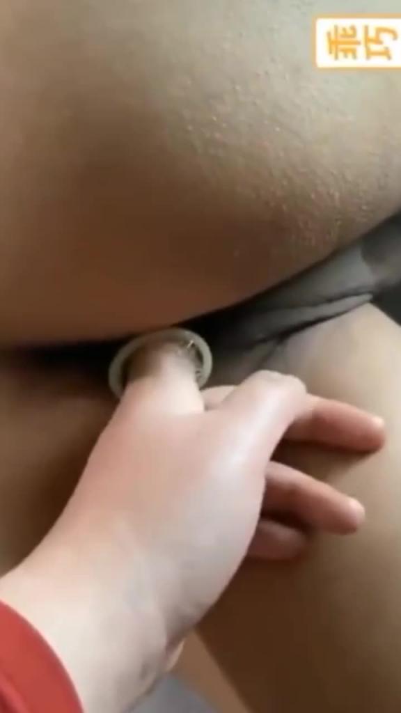 浙江金华99年巨乳姐弟乱伦，清晨给熟睡的弟弟口交，无套内射30 预览截图 2