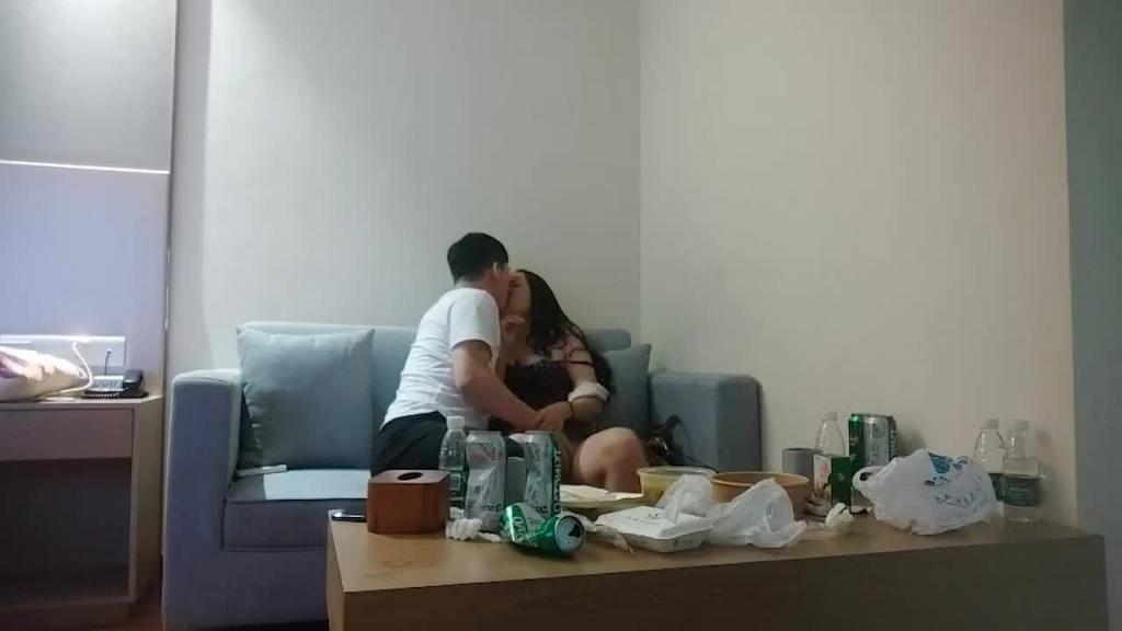【爱情故事】网聊新人,良家骚女今天见面,撩下衣服吸奶扣穴,转战床上爆操骚逼 预览截图 2