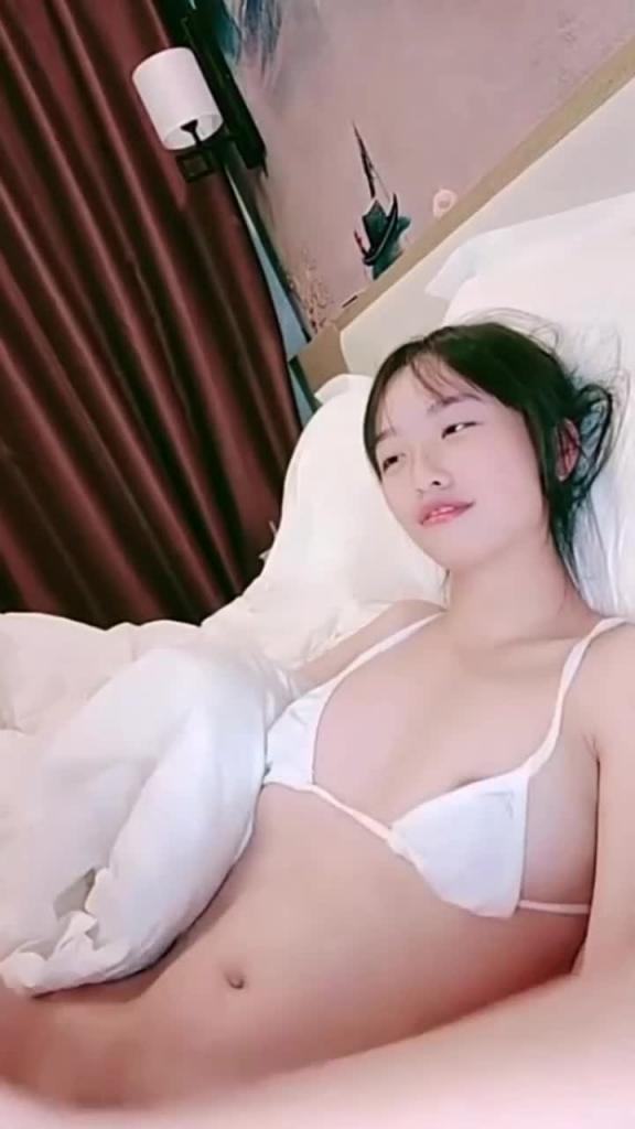 【兄妹乱伦】抽插贫乳妹妹的小嫩穴 预览截图 2