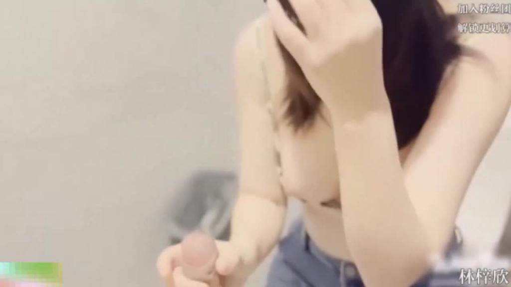 极品反差婊女神户外大尺度露出 预览截图 2