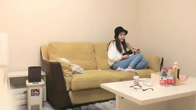 超正点颜值小姐姐让洗澡不洗说来之前洗过了也不刷牙一拖裤子一股子骚味还说逼里抹的药膏 预览截图 4