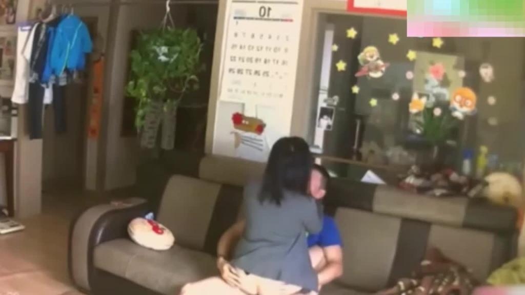 河北父子辣眼睛乱伦之作!儿子勾引亲妹妹酒店乱伦,爸爸在家跟儿媳骑乘 预览截图 9
