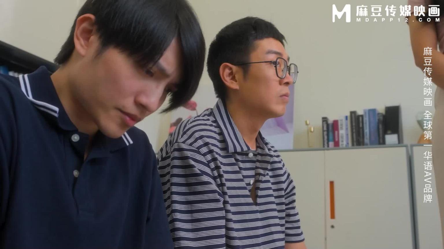 代夫向父献身借款/ 狼父利诱蹂躏娇妻 / MD-0327 / 蜜苏 / 宋雨川 预览截图 1