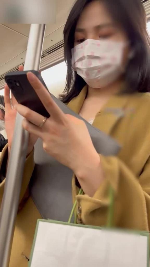【抄底无内】盘点那些穿裙子不穿内裤的骚逼小穴和屁股都被拍光了超高清抄底偷拍全是无内的极品和男朋… 预览截图 10