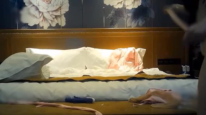【双飞极品美女】颜值超高神似杨幂的顶级外围女，土豪添加约闺蜜一起操 预览截图 12
