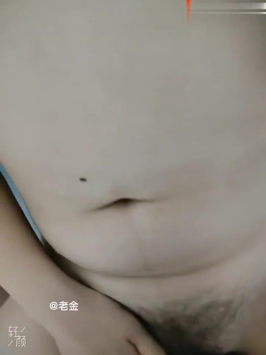 趁着家里没人,请假闯进妈妈房间和妈妈做爱 预览截图 11