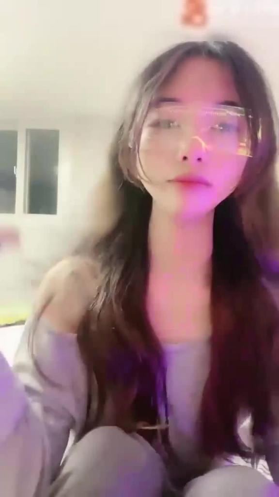 超高颜值美少女!168CM苗条身材!难得小露一波,脱掉内裤多毛骚穴,掰开特写,逼逼会唿吸 预览截图 3