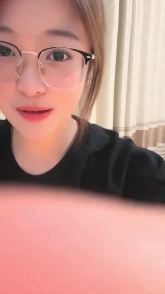 【最新自录-杭州传媒大学张雪自慰】肉感眼镜反差婊,胸型是真好看 预览截图 8