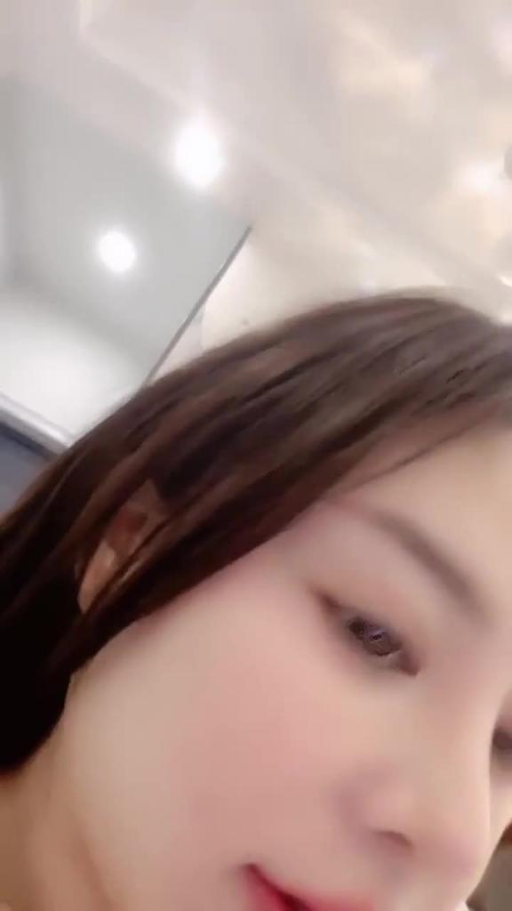 顶级尤物网红女神....爆炸身材巨乳肥臀!扒开内裤一线天美穴,一对豪乳浴室洗澡,从下往上视角摸穴 预览截图 7