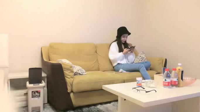 超正点颜值小姐姐让洗澡不洗说来之前洗过了也不刷牙一拖裤子一股子骚味还说逼里抹的药膏 预览截图 5