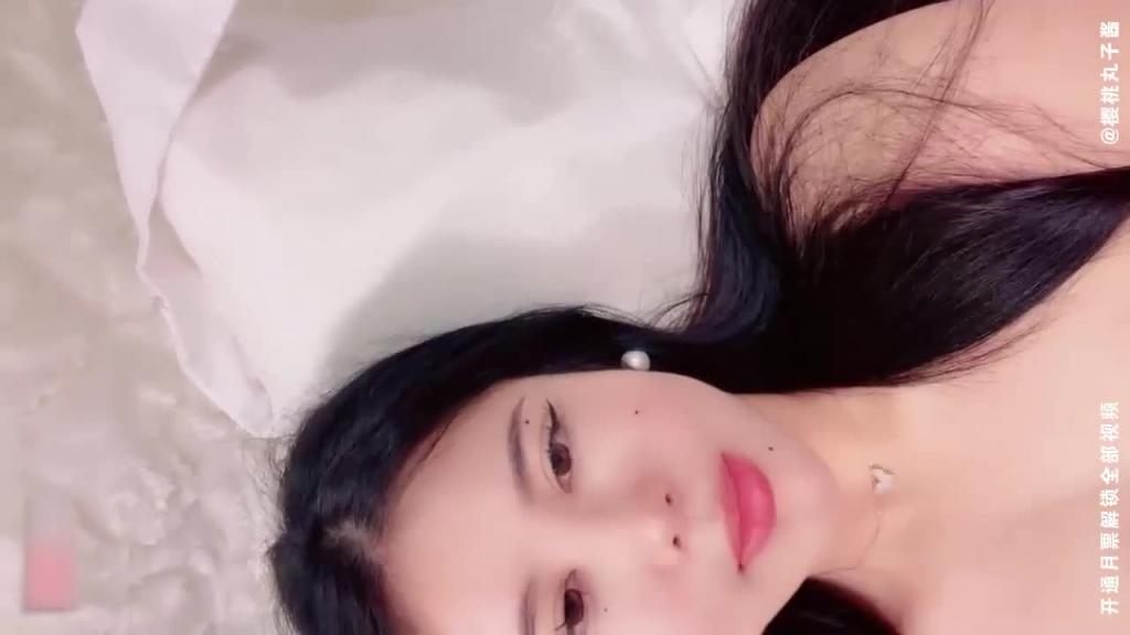 【极品尤物模特女神】性感美腿丝袜,第一视角大屌插嘴, 预览截图 1