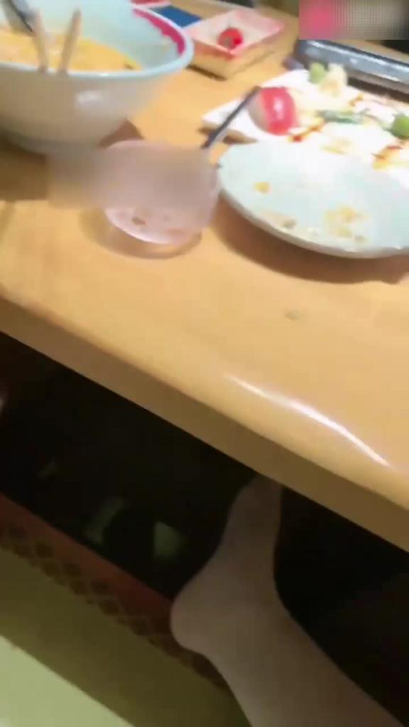 广州女S料理店调教相亲对象, 路人一脸懵逼，舔脚当狗吃唾液,抖音路人拍摄上热门。 预览截图 4