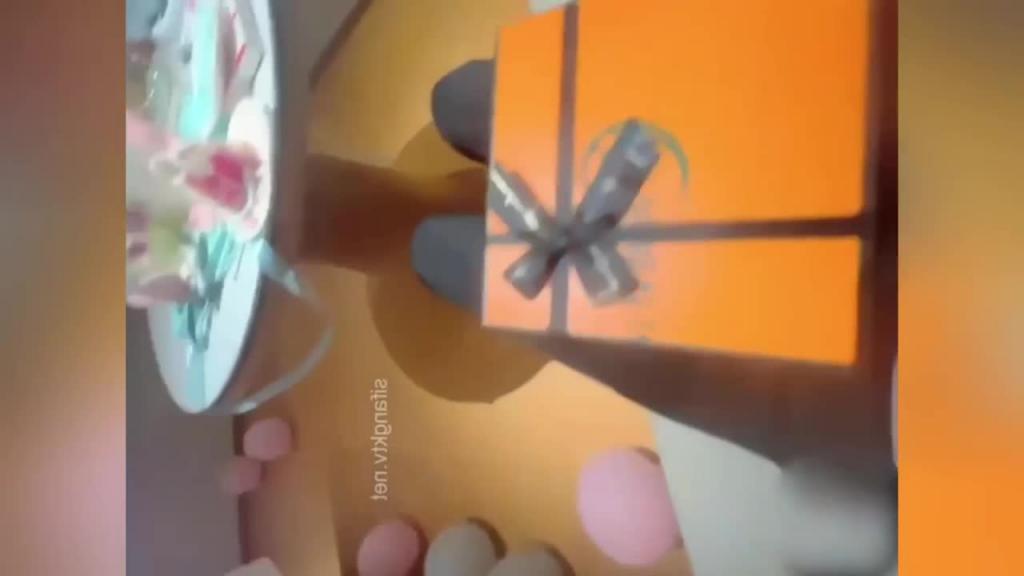 【姐弟乱伦】我姐的生日那天穿上了婚纱,吃了我的全部精液 醉酒在婚房高潮喷水不断! 预览截图 3