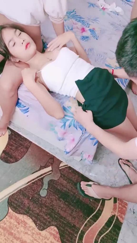 【群P萝莉】花大价钱买过来几个年轻小妹 预览截图 4