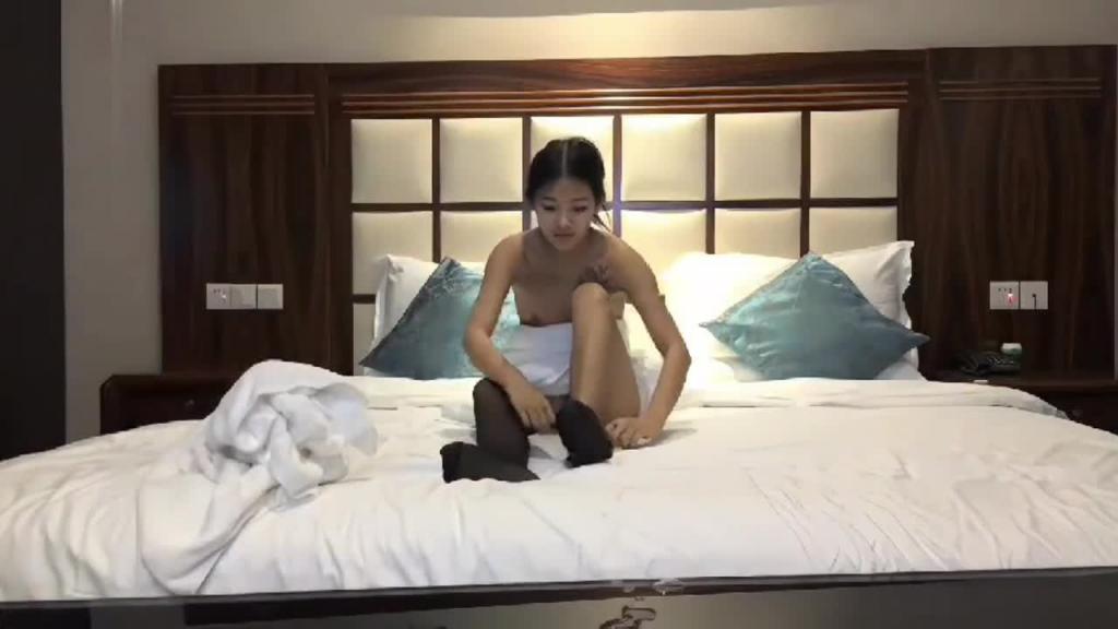 抖音网红被操哭鸡巴太大受不了操完把钱要回来白嫖 预览截图 7